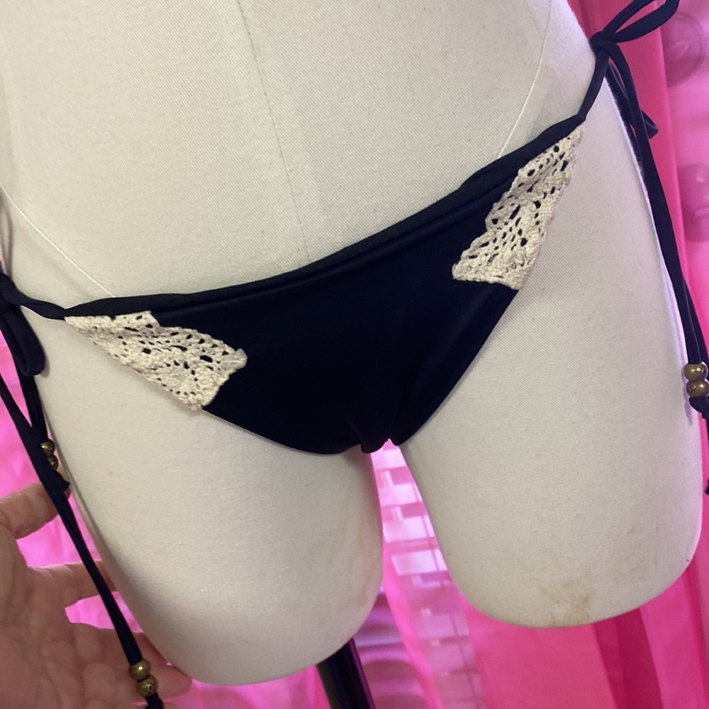 Bikini - Picture 3 of 11